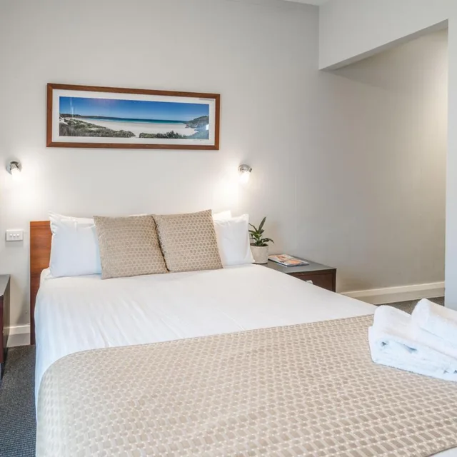 Room, Queen Bed, Town View, Balcony، The Huskisson 3/5