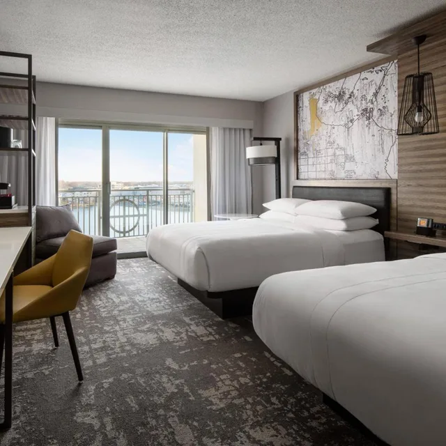 غرفة بسريرين كوين بإطلالة على البحيرة بشرفة، Marriott Indianapolis North 1/6