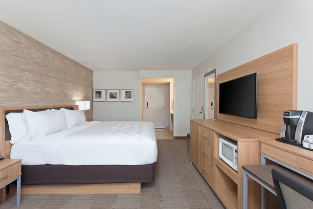 غرفة قياسية بسرير كينج بشرفة، Holiday Inn Palmdale-Lancaster 1/4