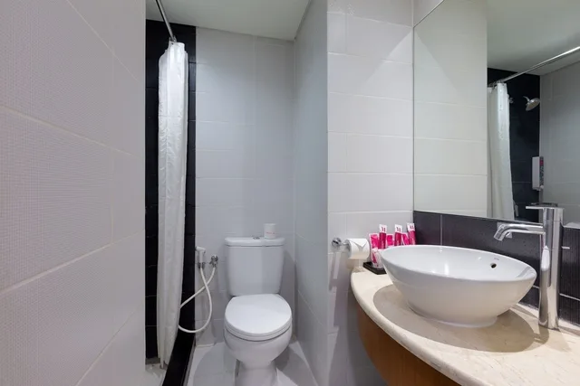 غرفة عائلية بسرير مزدوج وسرير فردي، favehotel Manahan - Solo 8/8