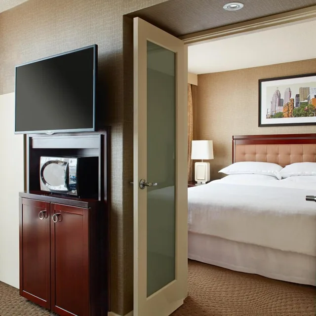 1 Bedroom, Suite, King Bed, Club Floor، Sheraton Parkway Toronto North Hotel Suites 1/10