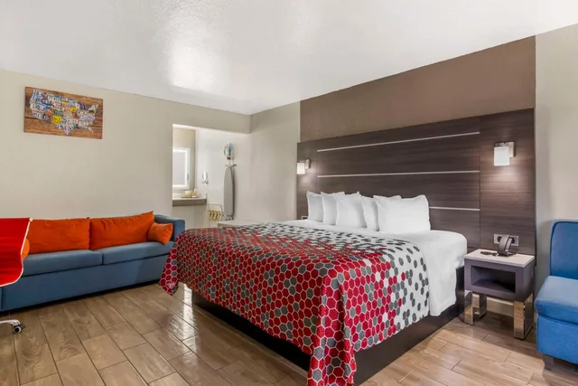 جناح بسرير كينج مع أريكة يُسمح فيها بالحيوانات الأليفة لذوي الإعاقة، Econo Lodge Inn & Suites Near Lackland AFB San Antonio, TX 1/6