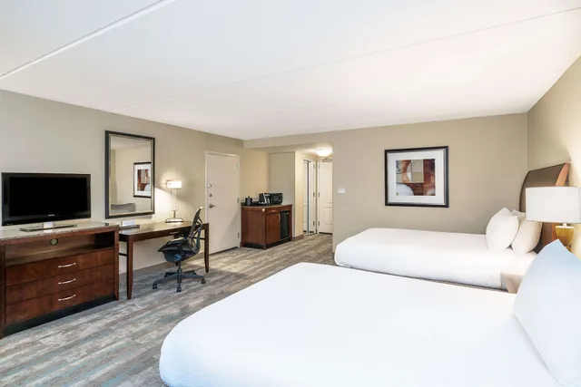 Evolution, 2 Queen Beds, Hilton Garden Inn Richmond Airport 1/5