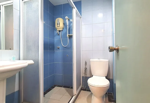 غرفة قياسية بسريرين منفصلين، Capital O 90939 Sandakan Central Hotel 4/4