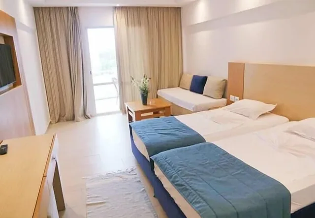 غرفة قياسية رباعية بسرير مزدوج وسريرين منفصلين، Hotel Golf Residence 3/10