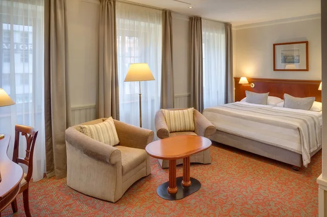 غرفة بسرير مزدوج أو سريرين منفصلين بإطلالة على الحديقة، Adria Hotel Prague 3/8