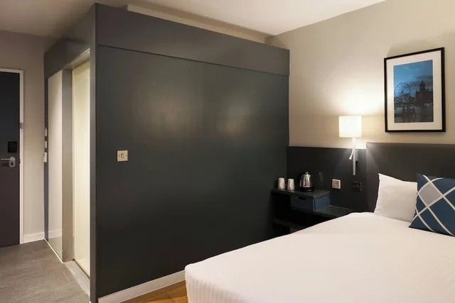 Standard, Double Bed, Four Points Flex by Sheraton Cardiff 2/6