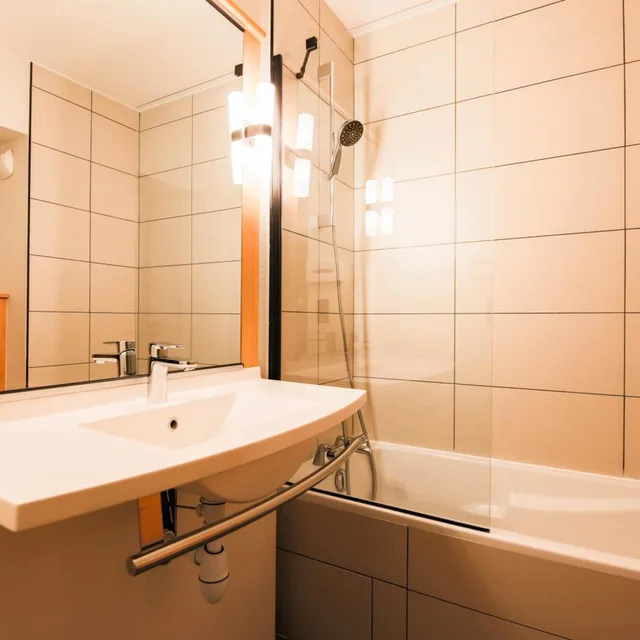 Family, Quadruple, Bunk Beds, Bathtub, easyHotel Nice Old Town 6/9