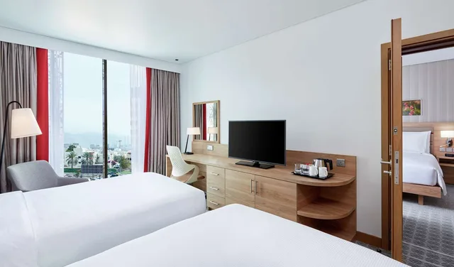 غرفة متصلة عائلية بسريرين منفصلين، Hilton Garden Inn Muscat Al Khuwair 1/3
