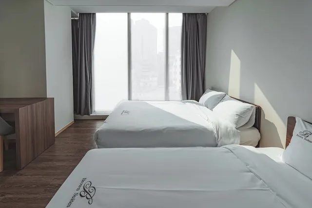 غرفة ديلوكس ثلاثية بسرير مزدوج وسريرين منفصلين، Brown Suites Sinchon Central 1/5