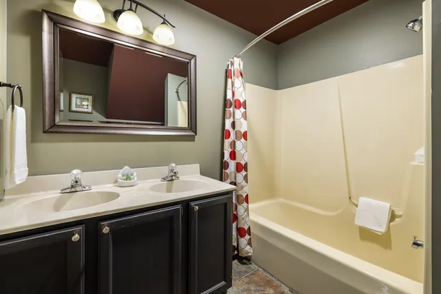 Downtown, Deluxe, King Bed, Sofa، Old Harbor Inn 4/4
