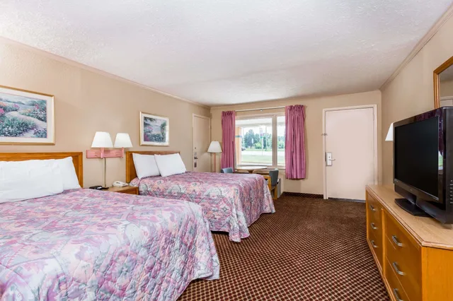 غرفة بسريرين مزدوجين للمدخنين، Travelodge by Wyndham Ridgeway Martinsville Area 1/3