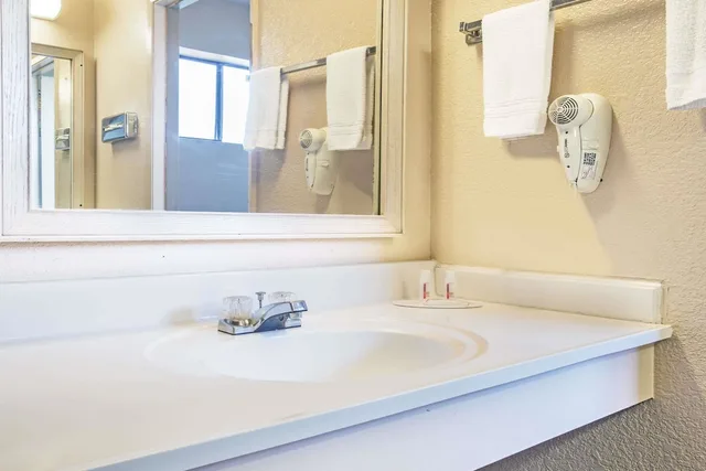 غرفة قياسية بسرير كوين، Travelodge By Wyndham Turlock 4/5