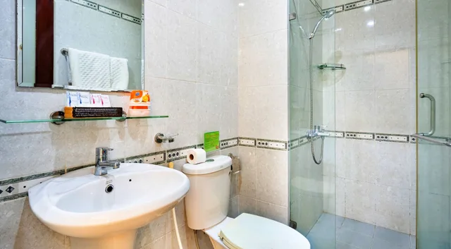 غرفة ديلوكس ثلاثية بسرير كوين وسرير فردي بإطلالة على المدينة، Vuong Quang Hotel 5/9