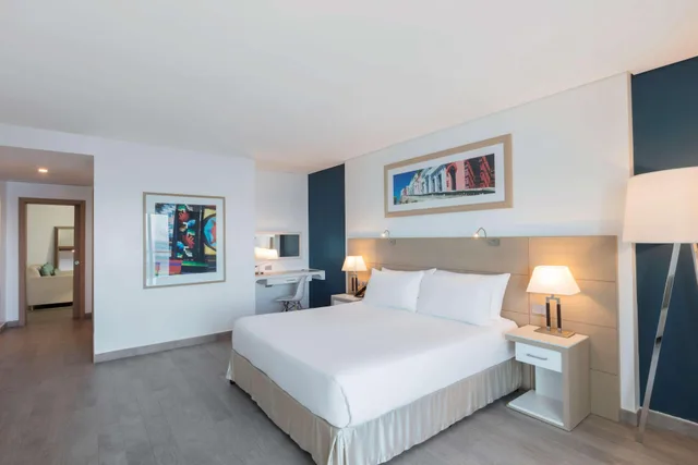 جناح بسرير كوين بغرفة نوم واحدة مع أريكة بمنطقة جلوس، DoubleTree by Hilton Mazatlan 1/4