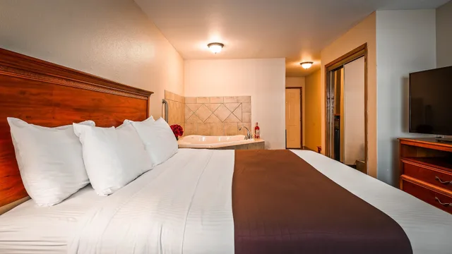 غرفة قياسية بسرير كينج بحوض جاكوزي، Best Western George West Executive Inn 2/6