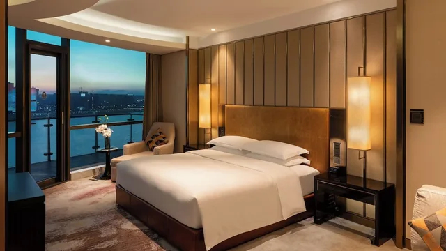 غرفة بريميوم بسرير كينج بشرفة، Intercontinental Changsha 3/8