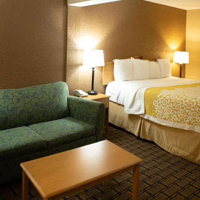 غرفة بسرير كوين بحوض استحمام لذوي الإعاقة، Days Inn by Wyndham Fairmont 6/8