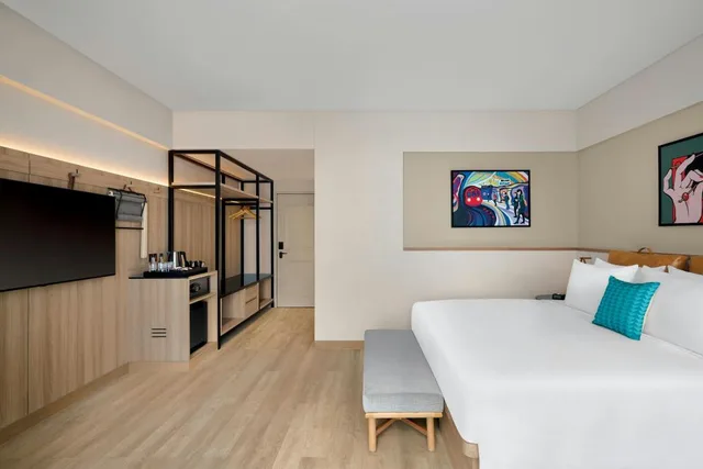 Director, Studio, King Bed, Skyline View, Sofa, Next to Elevator، Moxy Mumbai Andheri West 3/4