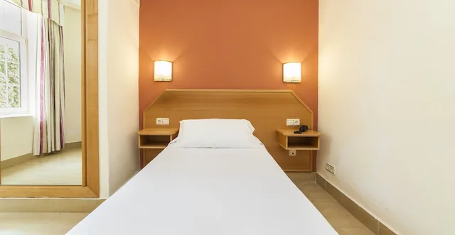 Room, Single, Twin Beds, Globales Reina Cristina 3/8