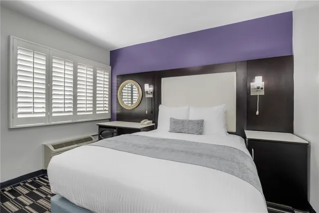غرفة بسرير كوين، Surestay Hotel By Best Western Beverly Hills West 2/8