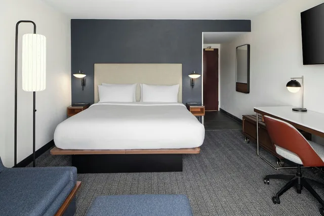 جناح بسرير كينج بغرفة نوم واحدة مع أريكة، Courtyard Chesapeake Greenbrier 3/6