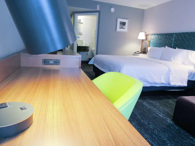 استوديو بسرير كينج، Hampton Inn Suites Newtown 2/6