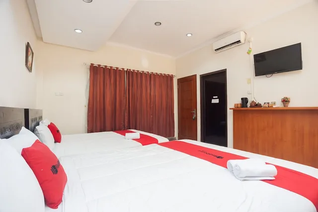 غرفة بريميوم بسريرين منفصلين، Reddoorz Plus Near Universitas Indonesia 4/5