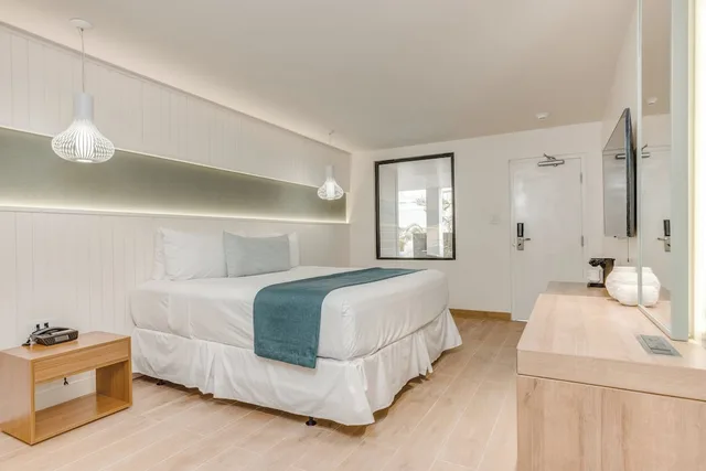 Courtyard, King Bed، Fort George Hotel And Spa 5/8