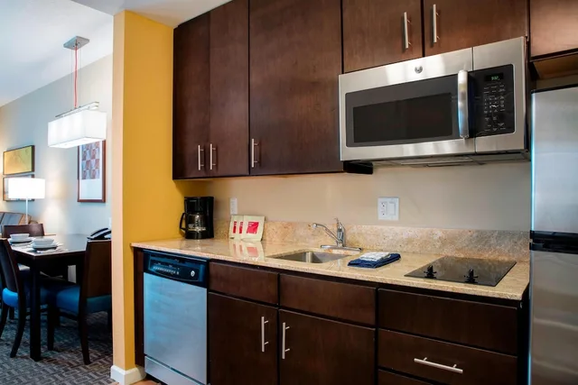 غرفة بسرير كوين بغرفة نوم واحدة مع أريكة، TownePlace Suites Orlando at Flamingo Crossings Town Center/Western Entrance 8/8