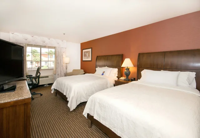 غرفة بسريرين كوين لذوي الإعاقة، Hilton Garde Inn Palm Springs Rancho Mirage 3/4