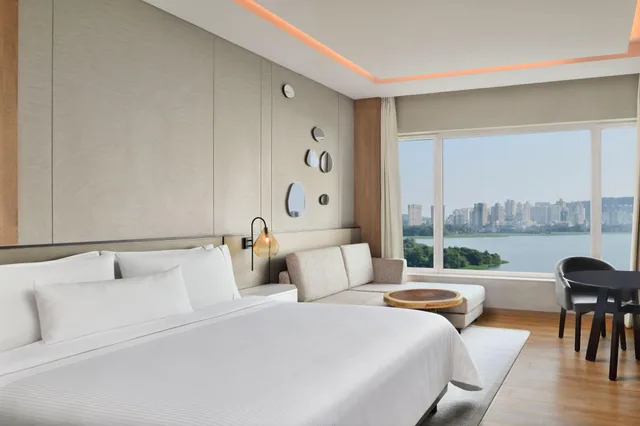 Club, Suite, with View, The Westin Mumbai Powai Lake (ex Renaissance Mumbai) 2/8