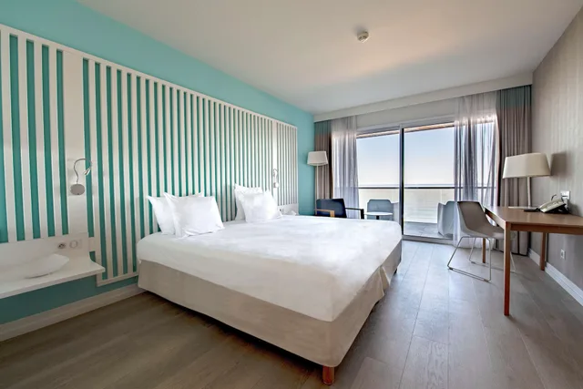 غرفة سوبيريور بسريرين منفصلين بإطلالة على البحر بشرفة، Radisson Blu Resort Spa Ajac 5/10
