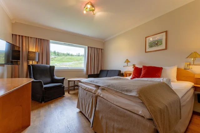 غرفة سوبيريور بسرير كوين مع أريكة بحوض استحمام، STOREFJELL RESORT HOTEL 1/5