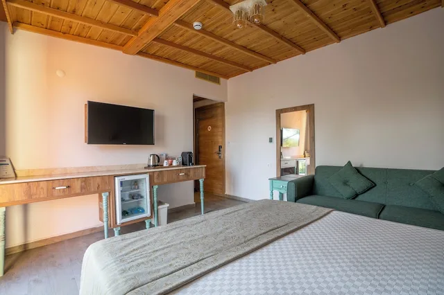 غرفة كومفورت بسرير كوين بإطلالة على النهر مع أريكة، Villa Marine Apart Hotel 4/9