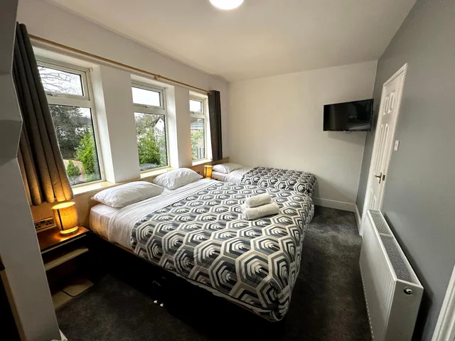 Room, Triple, 1 Double and 1 Single Bed, Private Bathroom, Gainsborough Lodge 2/2