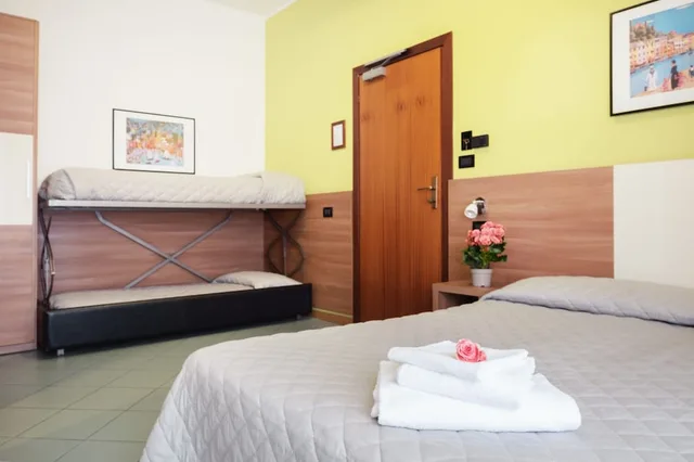 Room, Quadruple, Double and Twin Beds, St Pierre 3/8