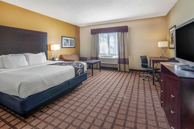غرفة بسرير مزدوج بإطلالة، La Quinta Inn & Suites by Wyndham Bonita Springs Naples N. 2/2