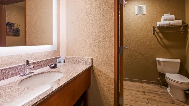 Standard, 4 Queen Beds, Balcony, Best Western Harbour Pointe Lakefront 3/4