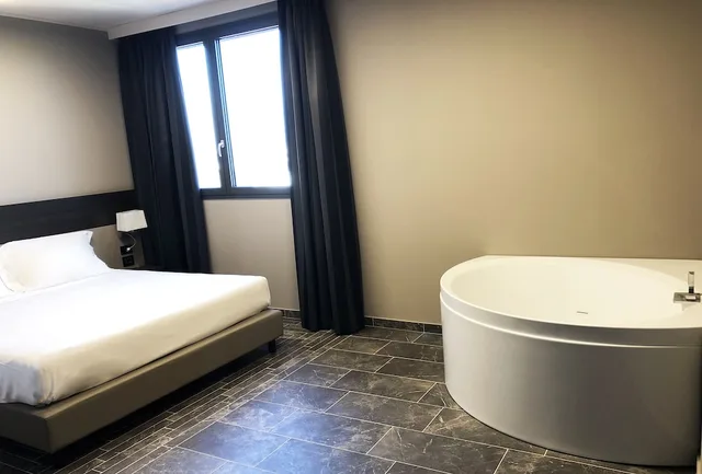 Junior, King Bed, Hot Tub, 57reshotel Orio 2/2