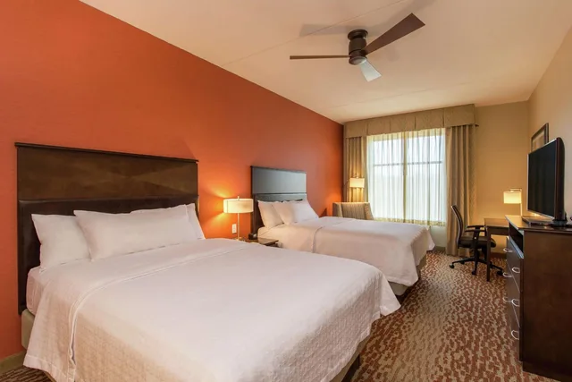 جناح بسريرين كوين بغرفة نوم واحدة مع أريكة، Homewood Suites By Hilton Boston Marlborough 1/3