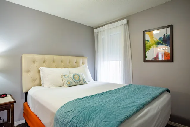 1 Bedroom, Spa, Suite, Queen Bed, Sofa، Inn at the Prom 2/4