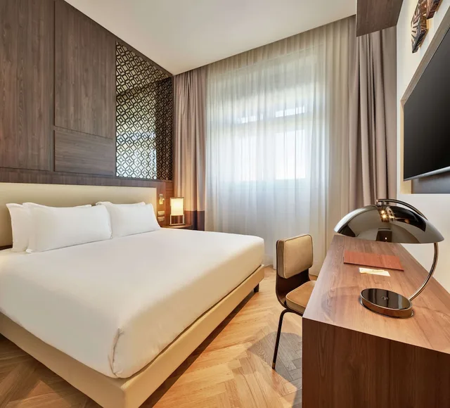 1 Bedroom, Historical, Suite, King Bed، Doubletree By Hilton Trieste 2/9