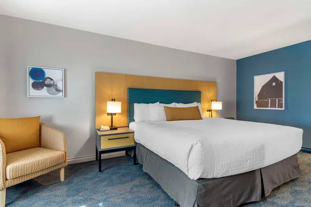 غرفة بسرير كينج لذوي الإعاقة، Clarion Hotel & Conference Centre Abbotsford - Fraser Valley 2/4