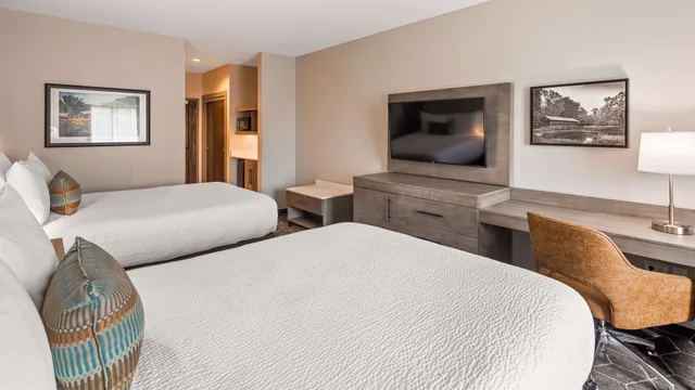 غرفة قياسية كبيرة بسريرين كوين مع أريكة لذوي الإعاقة، Best Western Plus Lawrenceburg 6/10