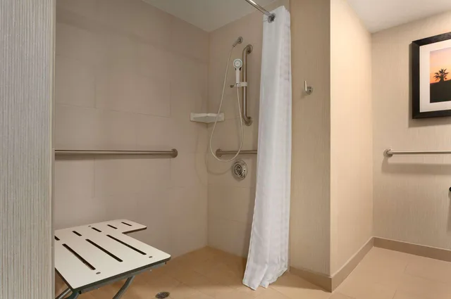 جناح بسرير كينج بإطلالة على البحر، Zachari Dunes on Mandalay Beach, Curio Collection by Hilton 3/3