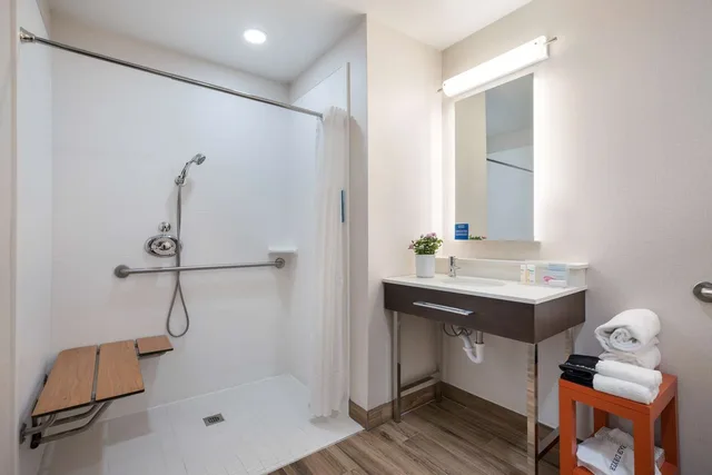 غرفة بسرير كوين بحوض استحمام لذوي الإعاقة، Hampton Inn Princeton, NJ 3/4