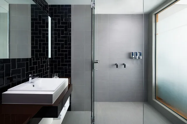 غرفة بسريرين منفصلين بإطلالة على المسبح، Four Points By Sheraton Balikpapan 3/3