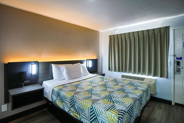 غرفة بسرير كوين، Motel6 Sacramento, CA - North 1/10