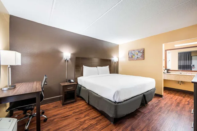 غرفة بسرير كينج للمدخنين، Econo Lodge Columbus near Airport 3/4